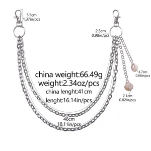 Gros plan de la chaîne de pantalon en métal multicouche avec pendentifs coquillages.