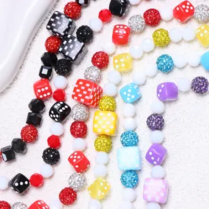 Kleurrijke dobbelsteenkraal details, DIY handgemaakte accessoires voor creatief sieraden.