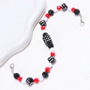 Gedetailleerde close-up van de kleurrijke kralenketting met dobbelstenen, stijlvol accessoire.