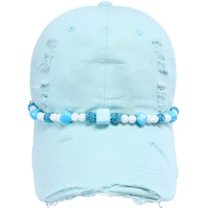 Lichtblauwe verwassen honkbalpet met stijlvolle kleurrijke kraal-dobbelsteen hoedketting accessoire.