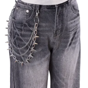 Punk style πολυεπίπεδη μεταλλική αλυσίδα συνδυασμένη με γκρι τζιν, cool street style.