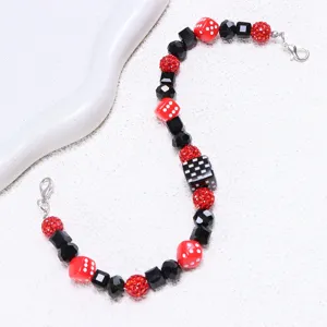 Detailweergave van de rood-zwarte kralenketting met dobbelstenen voor modieuze accessoires.