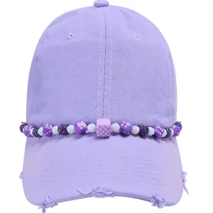 Paarse honkbalpet met stijlvolle dobbelsteen kraal ketting, trendy mode-accessoire voor dames.