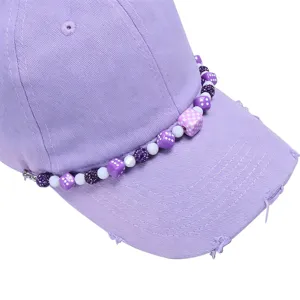 Paarse honkbalpet met modieuze dobbelsteen kraal ketting, stijlvolle gerafelde rand.