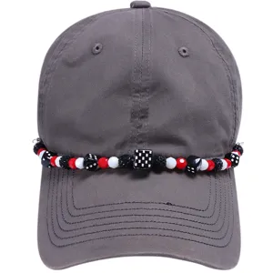 Grijze honkbalpet met kleurrijke kralen dobbelsteen hoedketting, trendy mode-accessoire voor dagelijks.