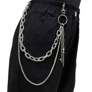 Dettaglio catena pantaloni punk, catena da cintura argento multistrato con spada.