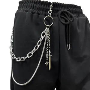 Catena da pantaloni punk in metallo con ciondolo spada su pantaloni neri, accessorio hip hop.