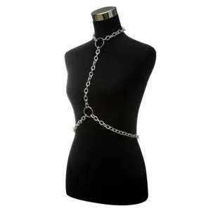 Detalle de cadena de cuerpo de metal plateado, joyería de arnés elegante para mujer.
