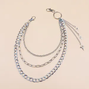 Detailopname van de meerlaagse metalen broekketting met sterhangers en veilige sluitingen.