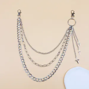 Details van de meerlaagse metalen broekketting met sterhangers, punkstijl tailleketting.