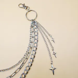 Gedetailleerd overzicht van meerlagige metalen broekketting met sterbedels en punk tailleaccessoire