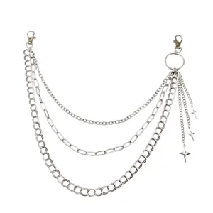 Gedetailleerd overzicht van de meervoudige metalen tailleketting met mooie sterhangers.