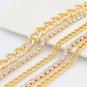 Détail de chaîne en métal doré exquis et de strass étincelants, idéal pour bijoux de mode.