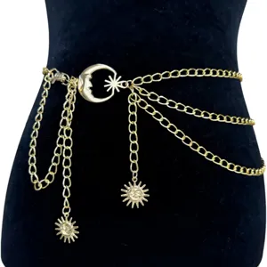 Detailaufnahme der mehrlagigen goldenen Taillenkette mit retro Mond und Stern Anhängern.