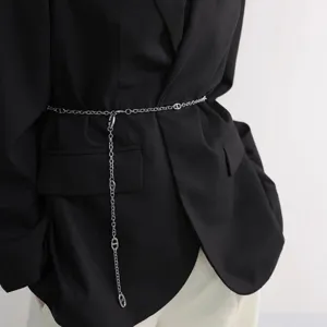 Detail de chaine de taille en metal argente, bel accessoire de corps elegant pour femmes.