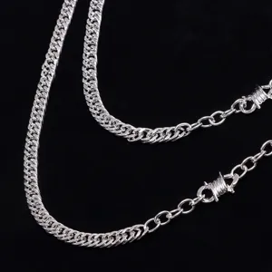 Punk-Stil Metall Stacheldraht Taillenkette Detail, silberne mehrschichtige Hosenkette.