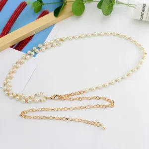 Detailaufnahme einer doppelreihigen Perlen Taillenkette, elegante Metall Kette für Damen.