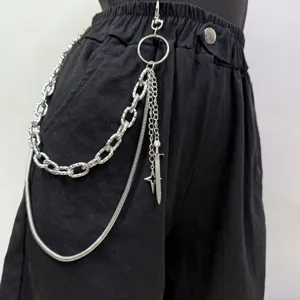 Primo piano della catena da pantaloni punk in metallo con ciondolo spada e stile gotico.