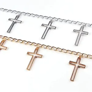 Detailaufnahme der Metall-Kreuz-Anhänger-Kette, Silber und Gold Körperkette Accessoire.