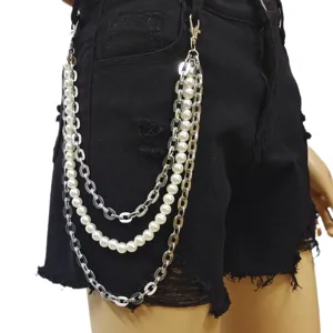 Dettaglio catena da vita multistrato in metallo e finta perla, catena da pantalone punk per donna.