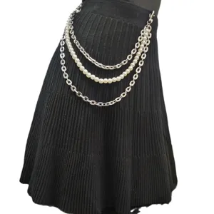 Bellissima catena da cintura multistrato con maglie metalliche e perle alla moda.