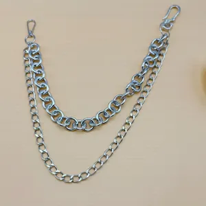 Meerlaagse zilveren metalen broekketting punk stijl taille accessoire detail opname