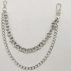 Gedetailleerd overzicht van een meerlaagse punk metal broekketting, zilveren hiphop stijl.