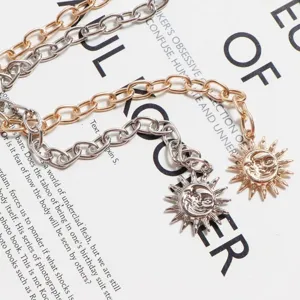 Detailopname van punk retro metalen taille en lichaamsketting met zon en maan hangers erin.