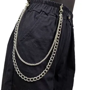 Gros plan sur la chaîne de pantalon en métal à double rang, détail de bijou de taille.