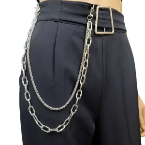 Vue détaillée d'une chaîne de pantalon en métal multicouche élégante et tendance.