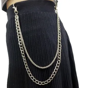 Vue détail de chaîne de taille en métal multicouche argenté, accessoire de pantalon élégant.