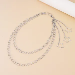 Nahaufnahme Detail der silbernen mehrschichtigen Metall-Taillenkette mit süßen Sternanhängern.