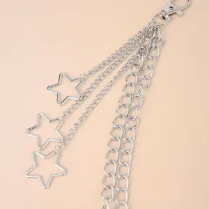 Nahaufnahme der silbernen mehrschichtigen Metallkette mit Sternanhängern und Karabiner.