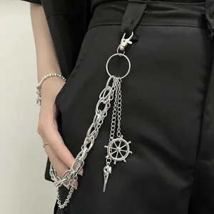 Nahaufnahme einer Punk Metall Hosenkette mit Steuerrad und Vogelschädel Anhängern.