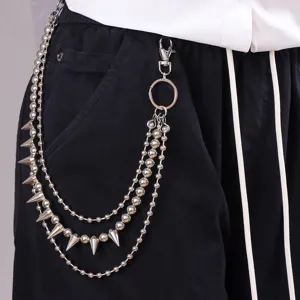 Moderna cadena de pantalón punk de metal con tachuelas y cuentas, gran accesorio.