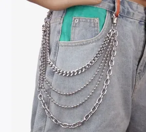 Primer plano detallado de una cadena de pantalón de metal plateado streetwear