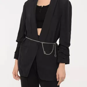 Chaîne de taille en métal argenté pour femme, bijoux tendance avec anneaux et fermoir.