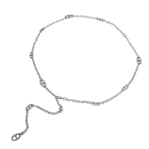 Gros plan de détail de ceinture de chaîne en métal argenté avec un design de maillons uniques.