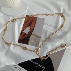 Élégante ceinture chaîne dorée avec design classique de maillons d'ancre pour femmes.