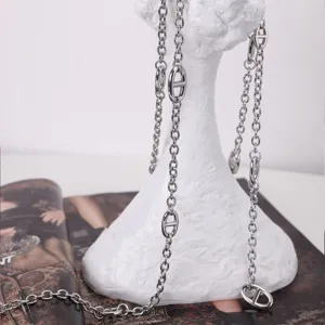 Chaine de taille en metal argente avec design de maillon iconique pour accessoire femme