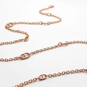 Chaîne de corps ceinture en métal doré rose vue détaillée, accessoire élégant.