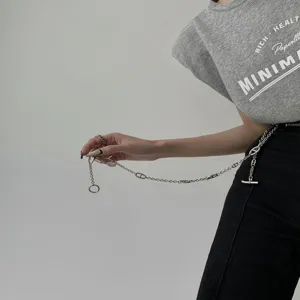 Gros plan accessoire de taille chaîne ancre métal avec boucle et barre en T détail.