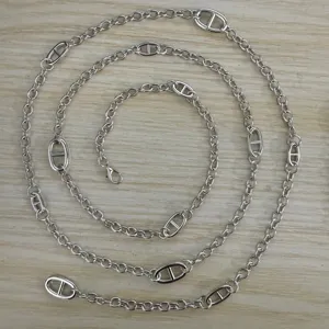Chaîne de taille en métal argenté avec design de maillons ancres, accessoire corps femme.