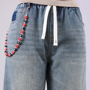 Modische Jeanskette im Streetwear-Stil mit schwarzer 8-Kugel und roten Würfeln für Herren