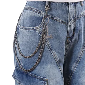 Primo piano di una catena da pantaloni in metallo multistrato punk rock con ciondolo ad ascia.