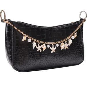 Sac a epaule noir motif crocodile avec une chaine decorative de plage de coquillages et perles.