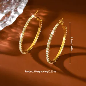 Eleganti orecchini a cerchio in strass dorati brillano per feste e stile quotidiano.