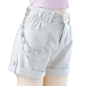 Vue détaillée de la chaîne de pantalon en métal multicouche élégante avec des étoiles.