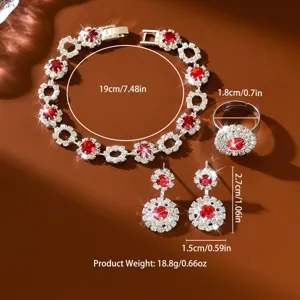 Elegante set di gioielli in strass rosso con bracciale, anello e orecchini con dettagli.