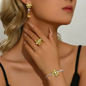 Set de bijoux élégants fleurs en zircone avec boucles d'oreilles bague et bracelet.